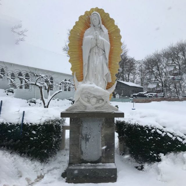 famous virgin mary sculpture,virgin mary blessed mother garden statue,outdoor statue of virgin mary,natural marble virgin mary statue